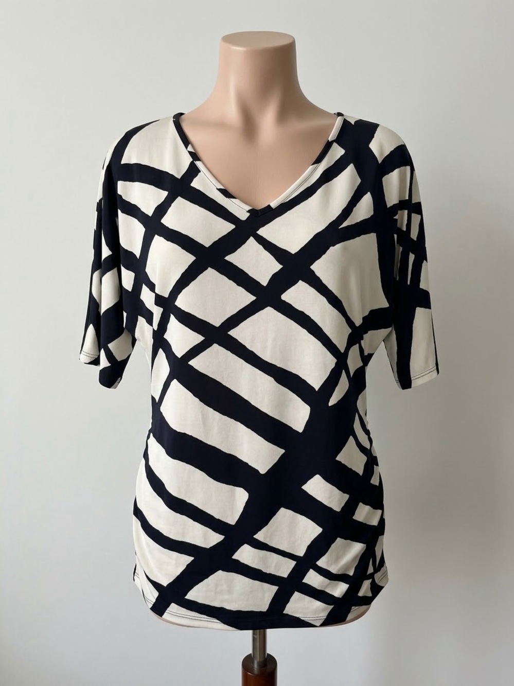 I.N. Studio Black & White V-Neck Geometric Short Sleeve Top